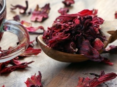 Hibiskus wspaniale działa na włosy. Po takiej kuracji będą mocne i błyszczące