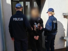 Niebezpieczny „challenge” w powiecie kolskim. 23-latek porzucony nocą w lesie