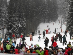 MEN podało terminy przyszłorocznych ferii zimowych. Znów będą trzy tury