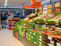 Fenomen nocnych zakupów. Polacy coraz częściej idą do sklepu po 22