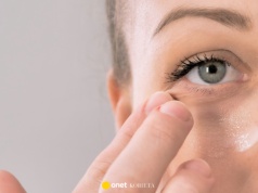 Ten krem pod oczy przedłuża młodość skóry! Skutecznie zmniejsza "dolinę łez"