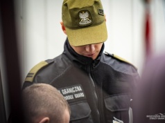 Ukrainiec chciał przekupić strażników granicznych. Podczas kontroli wyciągnął banknot