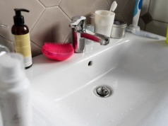 Nowoczesne łazienki stawiają na prostotę. Właśnie takie umywalki wybiera coraz więcej osób