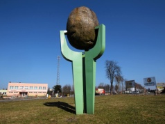 Nie tylko papież i politycy. W Polsce powstają pomniki. serka, ziemniaka i kaloryfera