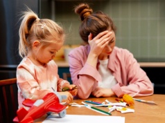 Pokój pełen zabawek, a dziecko krzyczy, że się nudzi. Psycholog: "Sygnał alarmowy"