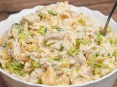 Łączę kilka składników. Mam pyszną, lekką sałatkę idealną na wielkanocny stół