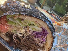 Zielona Góra. Kebab u Yogiego to mięsna uczta ze świeżymi warzywami i doskonałymi sosami (RECENZJA)