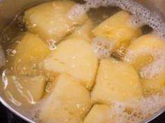 Ziemniaki gotuję w tym płynie. Mają niesamowity smak i aromat