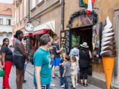 Turyści z USA zostawiają fortunę w sklepach. Wydają prawie cztery razy więcej niż Polacy