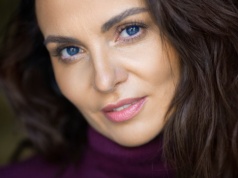 Jak odmłodzić twarz makijażem? 3 sekrety profesjonalnej makijażystki. "Dają efekt liftingu"