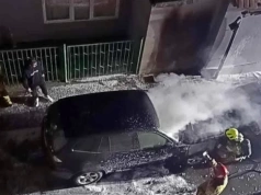 Nocny pożar dwóch aut. Ogień uszkodził elewację budynku