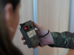 POZNAŃ: Skandal na lotnisku. Pijane pasażerki zamiast do samolotu trafiły do izby wytrzeźwień