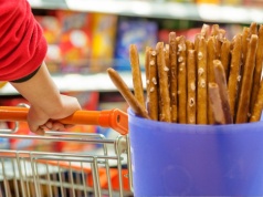 Eksperci przebadali słone paluszki: w wielu produktach wykryto pestycydy. Te dwa z dyskontów okazały się najlepsze