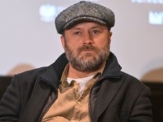 Na Orły przyszedł z partnerką. Przyciągała spojrzenia