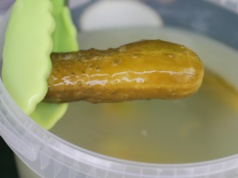 Jedna łyżka dziennie zamiast ogórka kiszonego. Polacy o tym zapomnieli