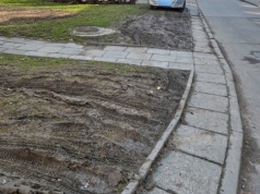 List do redakcji: przepisy nagminnie łamane, trawniki i chodniki niszczone - czytelnik pokazuje jak parkują w Raciborzu