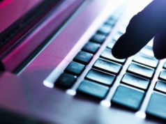 Amerykańska służba celna przeszukała w ubiegłym roku rekordową liczbę urządzeń elektronicznych