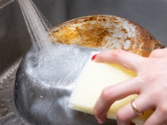 Spód twojej patelni woła o pomstę do nieba? Ten trik działa i to bez szorowania