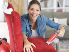 Tak wyczyścisz krzesła tapicerowane. Goście nie będą chcieli z nich wstawać