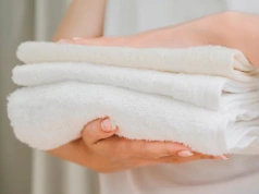 Kup w aptece za kilka złotych i dodaj do prania. Ręczniki odzyskają miękkość już po jednym cyklu