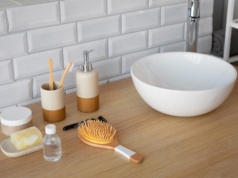 Jak ukryć detergenty w łazience? Wystarczy sprytnie wykorzystać przestrzeń. Oto proste sposoby