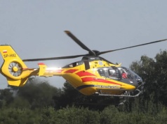 Dwa śmigłowce na miejscu wypadku. Samochód pełen ludzi wjechał w pociąg towarowy