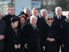 Jarosław Kaczyński na miesięcznicy smoleńskiej. Uwagę zwraca szalik prezesa