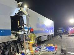 Groźny wypadek ciężarówek na obwodnicy Lublińca. Kierowca zakleszczony w kabinie