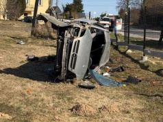 Rzeszów: Pijany kierowca rozbił auto i staranował ogrodzenie