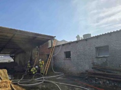 Pożar budynku gospodarczego. Poparzony mężczyzna, który gasił płomienie