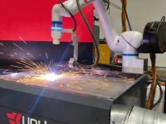 Nowość od Uni-Kat na targach STOM – robot spawalniczy z funkcją cięcia plazmowego