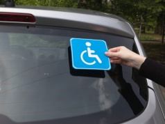 Kupno samochodu w trakcie roku a ulga rehabilitacyjna. Co z limitem wydatków?