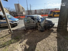 Kierujący peugeotem zasłabł za kierownicą i wjechał w drzewo