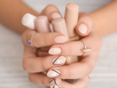 Manicure na wiosnę 2026. Królują minimalizm, połysk i kwiatowe wzory
