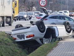 Dachowanie osobówki na drodze krajowej nr 75. Jedna osoba poszkodowana