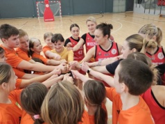 Uczniowie sprawdzili formę koszykarek Widzewa. Wyjątkowy mecz w Hali Parkowa