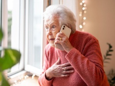 Okradli 105-letnią kobietę. Seniorka straciła oszczędności życia, wyrzuciła pieniądze przez okno