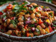 Sałatka z fasolką, która pasuje do wszystkiego. Od kotleta do meksykańskiej tortilli