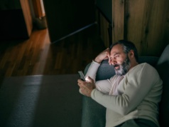 Psychologowie twierdzą, że osoby, które nie potrafią usiedzieć bez sprawdzania telefonu, zazwyczaj mają 7 cech