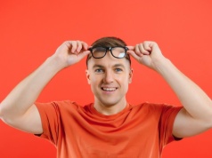 Czy okulary rozleniwiają oczy? Okulistka obala popularne mity