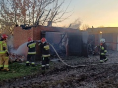 Seria pożarów traw w powiecie kraśnickim, ogniem objęty był budynek. Strażacy apelują o rozwagę