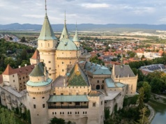 Jedna z największych atrakcji Słowacji. Zamek w Bojnicach urzeka turystów