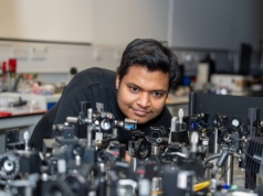 Elektron wystrzelony jak z procy. Ten wynik może namieszać w fotowoltaice