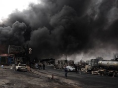 Toksyczne opary w Teheranie. "Czarny deszcz" po uderzeniu w magazyny naftowe