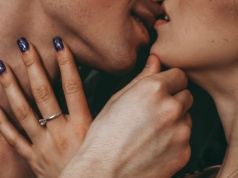 Znany podkaster: zachęcałbym moją partnerkę, żeby dzieliła się z przyjaciółką tym, co czuje w związku z naszym seksem