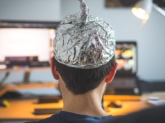 Przyczyną alergii trauma, na raka piersi okłady z marchwi. Bzdury o zdrowiu mają się coraz lepiej