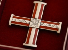 Działacze dawnej opozycji odznaczeni Krzyżami Wolności i Solidarności