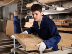 Nowy trend na polskim rynku pracy. Pracownicy kurczowo trzymają się etatów