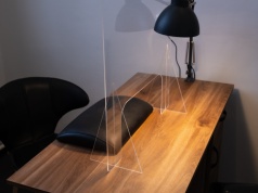 Plexi na wymiar: poradnik wyboru, cięcia i obróbki