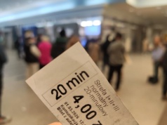 Kraków: pasażerowie szturmują punkty obsługi komunikacji. W tle nowe bilety